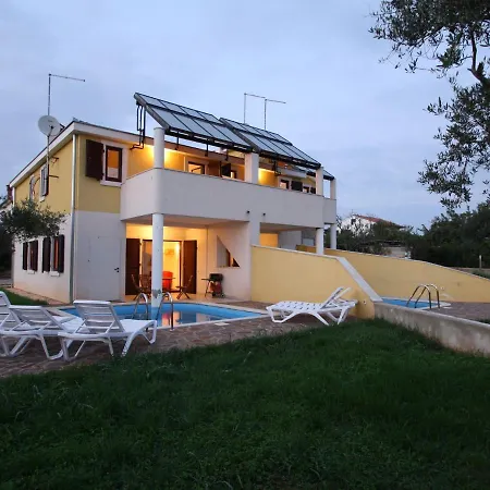 Plush In Novigrad With Patio Holiday home *